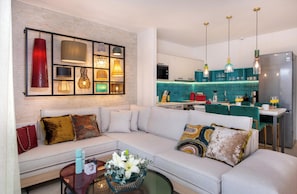 Apartamento, piscina particular | Área de estar | Smart TV 33 polegadas com canais via satélite