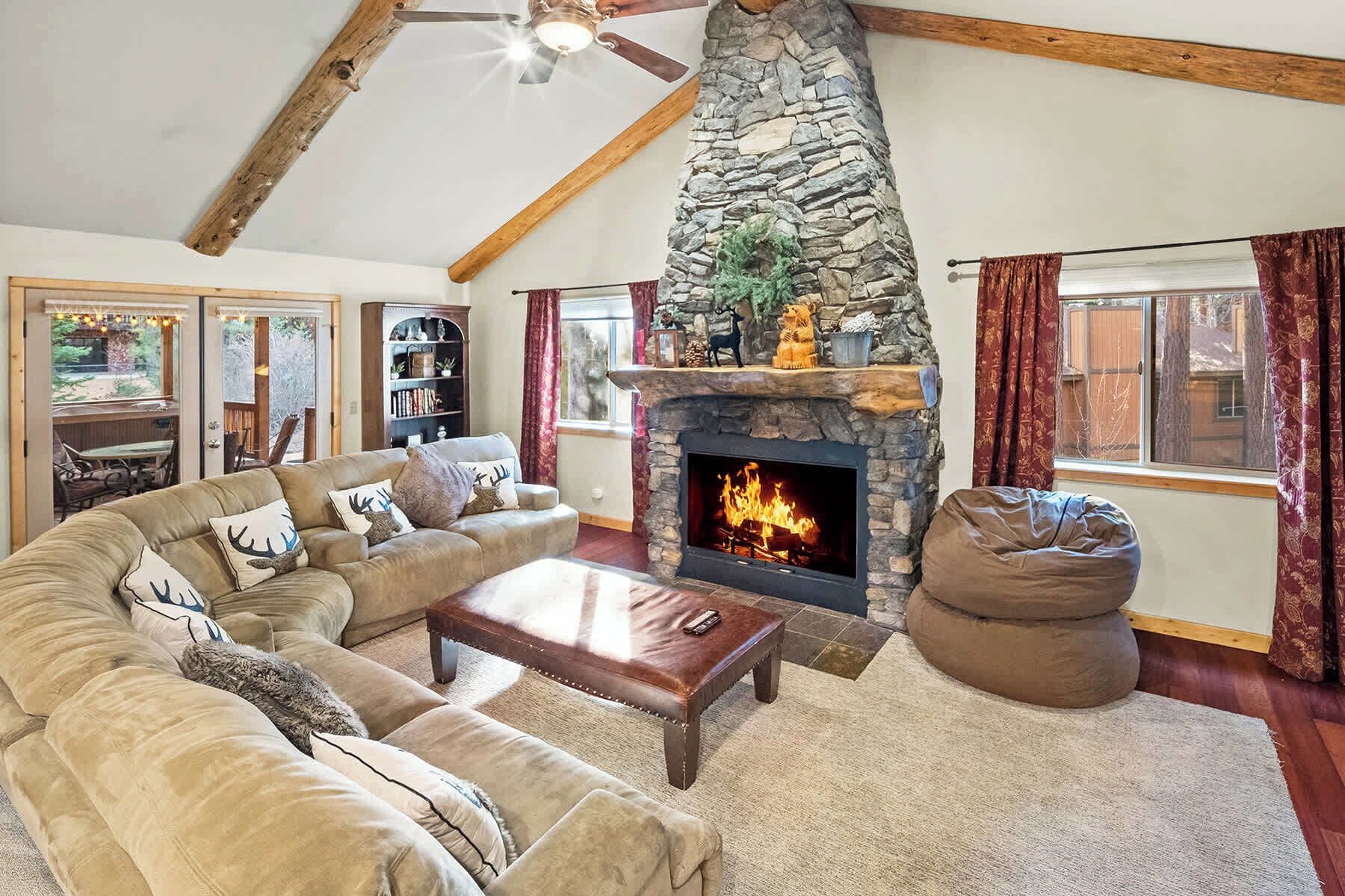 Télévision, cheminée, baby-foot, espaces bureaux