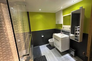 Shower, towels - Cozy Aberdeen Cottage With 3 Bedrooms (Aberdeen)