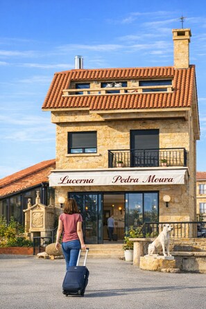 Front of property - PENSION LUCERNA (Vigo)