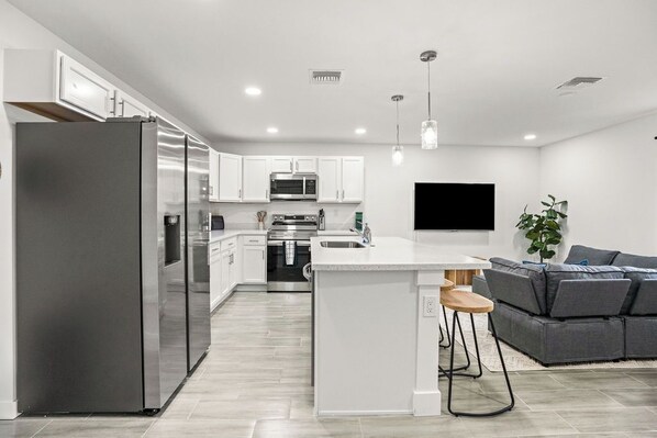 Kühlschrank, Mikrowelle, Ofen, Herdplatte