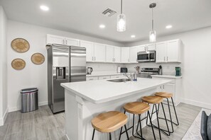 Fridge, microwave, oven, stovetop - The Jungle House - Brand New 3/2 Close to DT! (West Palm Beach)