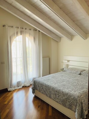 2 chambres, bureau, fer et planche à repasser, lit parapluie