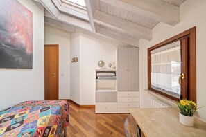 2 bedrooms, desk, iron/ironing board, travel cot - Garda Girasole quiet three-room apartment near the lake with private parking (Desenzano del Garda)