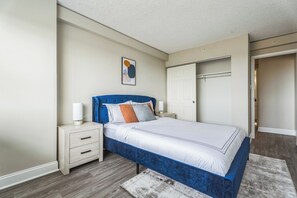 2 chambres, bureau, fer et planche à repasser, lit de bébé portatif
