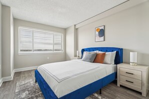 2 chambres, bureau, fer et planche à repasser, lit de bébé portatif
