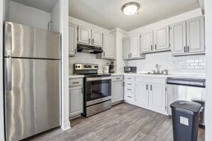 冷蔵庫、電子レンジ、オーブン、コンロ