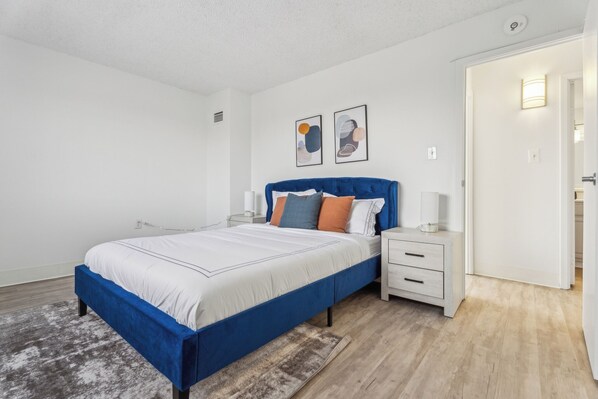 2 habitaciones, escritorio y tabla de planchar con plancha 