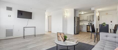 Smart-TV, Bücher, Arbeitsbereiche