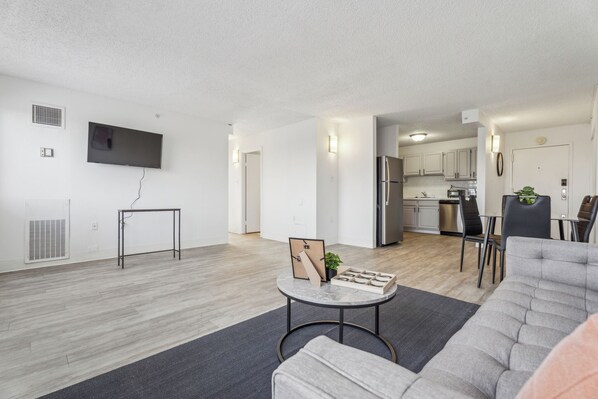 TV connectée, livres, espaces bureaux