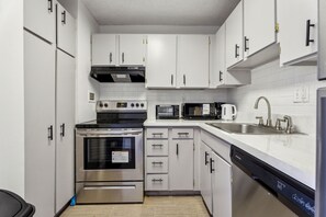 冷蔵庫、電子レンジ、オーブン、コンロ