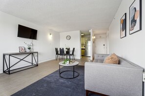 Téléviseur connecté, livres, bureau