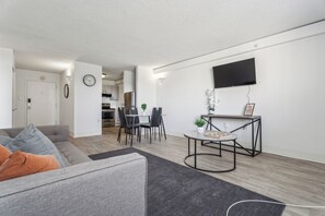 Älytelevisio, kirjoja, työhuone