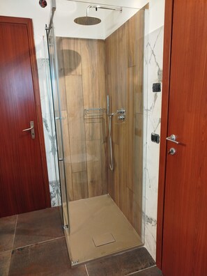 Douche, séchoir à cheveux, serviettes fournies, savon