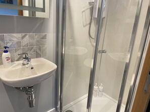 Habitación doble, 1 cama matrimonial, vista a la colina | Baño | Regadera, secadora de cabello, toallas, jabón 