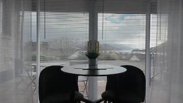 Comfort-studiolejlighed - 1 dobbeltseng - terrasse - bakkeudsigt | Opholdsområde | Tv