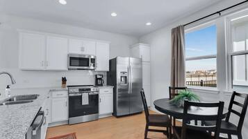 Casa, varias camas, patio, vista al jardín (Cactus Blossom Bungalow) | Cocina privada | Refrigerador, microondas, horno y parrilla de estufa