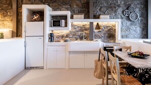 Coffee/tea maker, fridge, microwave, oven - Makani 7.Deluxe Suite with Terrace and Hot Tub (Mykonos)