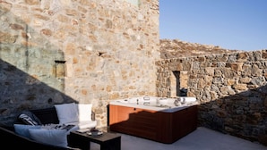 Outdoor spa tub - Makani 7.Deluxe Suite with Terrace and Hot Tub (Mykonos)