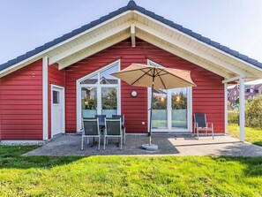 Outdoor dining - Lovely apartment in villa for 4 guests with WIFI, TV and terrace (Dagebüll)
