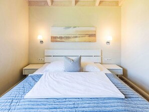 3 bedrooms, travel cot, free WiFi - Lovely apartment in villa for 4 people with WIFI, TV, terrace and pets allowed (Dagebüll)