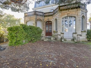 Exterior detail - Arcachon: Apartment 8 pers, near beach, garden, parking, wifi (Arcachon)