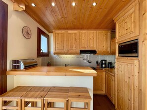 Jääkaappi, mikroaaltouuni, astianpesukone, kahvin-/teenkeitin