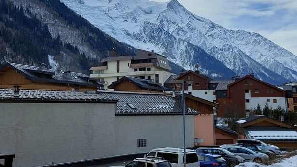 A mountainous village with snow-covered peaks in the background. - Cozy apartment with balcony and parking in Chamonix, near the center (Chamonix-Mont-Blanc)