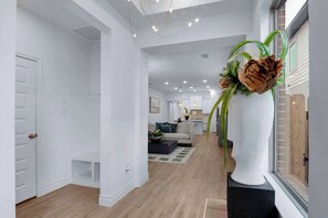 獨棟房屋, 多張床, 庭院, 花園景觀 (Legacy Haus) | 起居區 | 50-吋平面電視，提供數位頻道