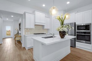 獨棟房屋, 多張床, 庭院, 花園景觀 (Legacy Haus) | 私人廚房 | 電冰箱、微波爐、烤箱、爐台