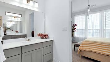 Rumah, Beberapa Tempat Tidur, patio, pemandangan kebun (Legacy Haus) | 4 kamar tidur dan didekorasi berbeda-beda