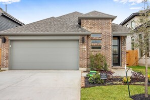 Exterior - Legacy Haus Modern Stay for 8! (New Braunfels)