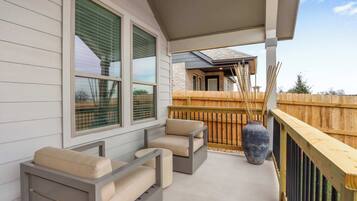 Casa, varias camas, patio, vista al jardín (Legacy Haus) | Terraza o patio