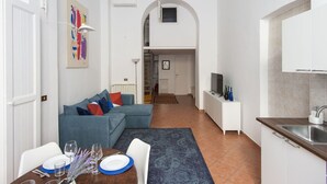 Eine moderne Wohnung mit Essbereich, Küche und Wohnraum.