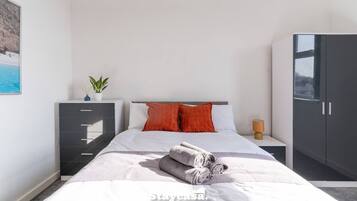 2 bedrooms, iron/ironing board, free WiFi, bed sheets