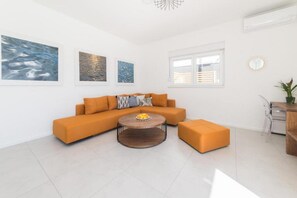 TV - Villa Belveder II - charming house with outdoor pool (Pag)