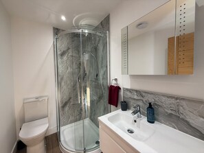 Shower, hair dryer, towels, soap - Cosy yet spacious Highland Hideaway for 6 (Fort William)