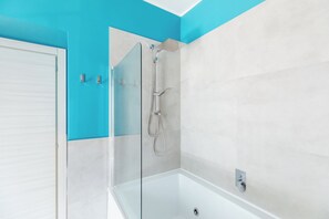 Jetted bath, hair dryer, bidet, towels
