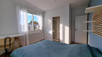 4 bedrooms, iron/ironing board, WiFi, bed sheets