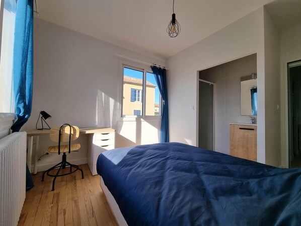 4 عدّة غرف نوم ومكواة/لوح كي وواي فاي وملاءات أسرّة