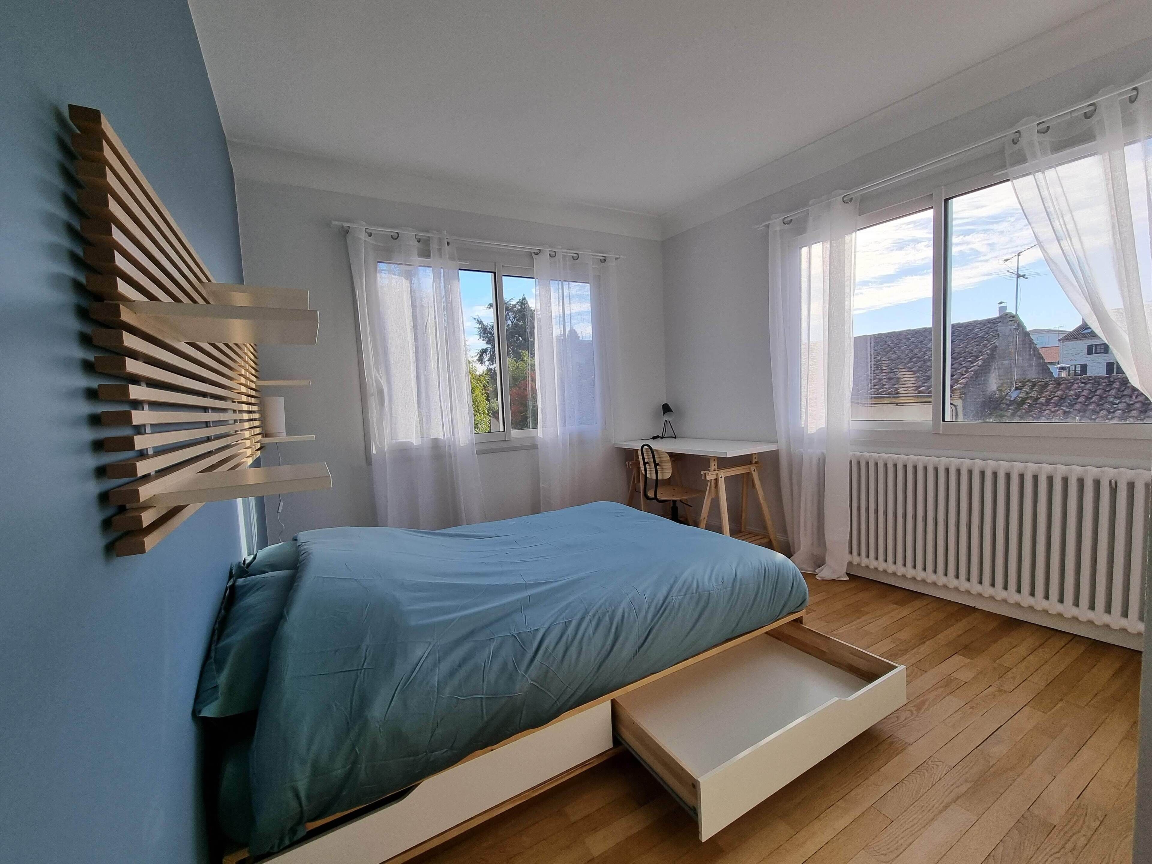 4 habitaciones, tabla de planchar con plancha, wifi y ropa de cama 