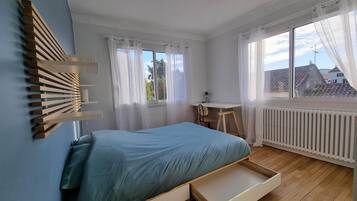 4 habitaciones, tabla de planchar con plancha, wifi y ropa de cama