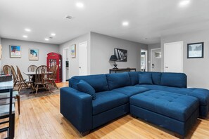 テレビ、書庫、書斎 / ワークスペース