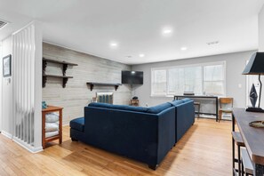 Fernseher, Bücher, Arbeitsbereiche