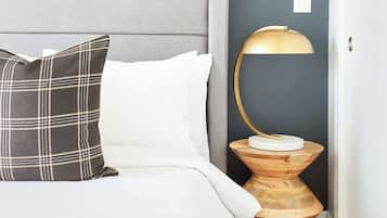 2 bedrooms, desk, iron/ironing board, WiFi