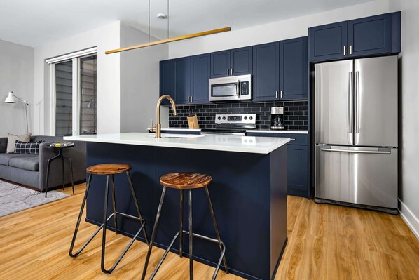 Frigorifero, microonde, forno, piano cottura