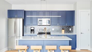 Refrigerador, microondas, horno y parrilla de estufa