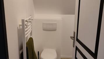 Een douche, handdoeken, toiletpapier