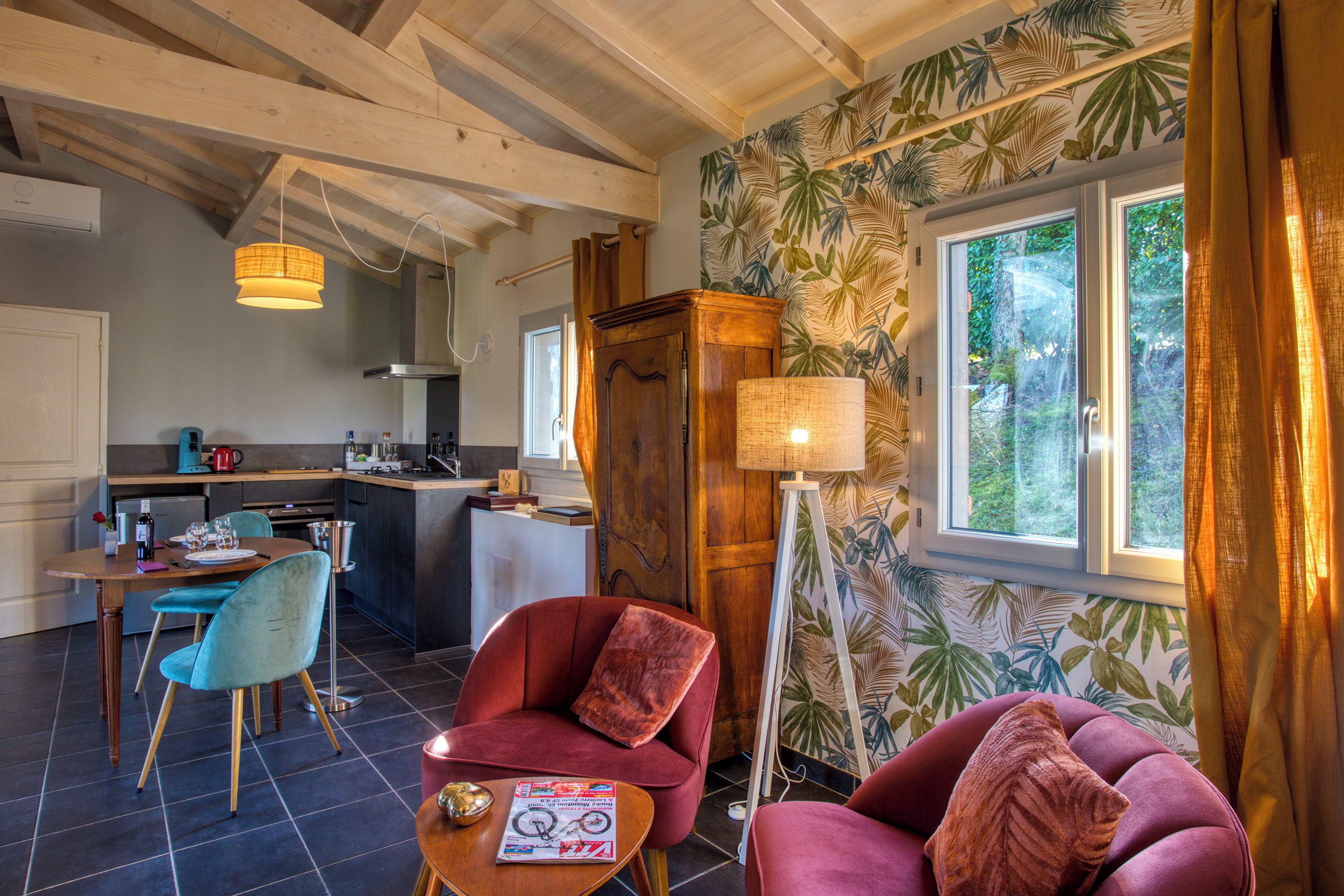 Een modern interieur met een keuken, eethoek en zithoek.