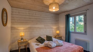 1 bedroom, bed sheets